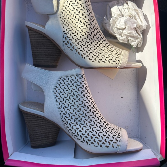 Women’s size 6 soft grain shoe - Picture 2 of 2